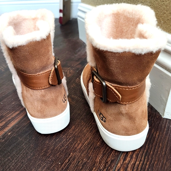 Women's UGG Boots, Size 8 - Picture 4 of 9